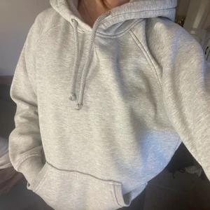 Grå hoodie - Säljer denna gråa hoodien med luva från bikbok i storlek xs. Väldigt skön att ha på sig och perfekt att dra på sig under sena sommarkvällar. Säljer för: 100kr+frakt ❤️