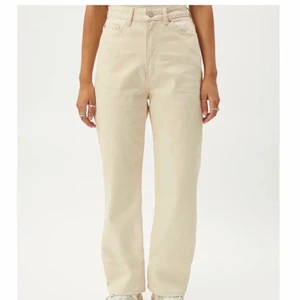 Beige weekday jeans  - Rowe Extra High Straight Jeans från weekday i färgen Light Ecru. Storlek W26, L30. (Får inte på mig jeansen längre så sista bilden är från förra året!)