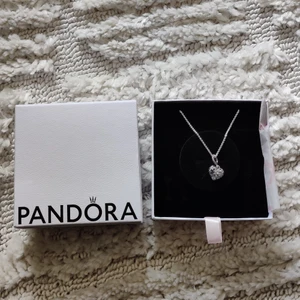 Nytt halsband, Pandora i Sterling silver - Nytt halsband från Pandora i Sterling silver. Det står "love you too the moon and back" på baksidan. Nypriset 950 kr. Kan skicka med frakt för 14 kr men ansvarar inte om postnord tappar bort paketet.