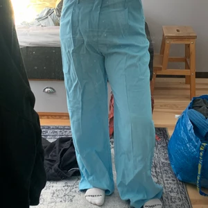 Oanvända kostymbyxor  - Säljer superfina, oanvända, ljusblåa kostymbyxor från Zara. Dom här byxorna sitter så fint på och är så svala. Säljer dom då dessa aldrig kommer tilm användning och bara ligger i min garderob. Så detta snygga byxor söker ett nytt hem. 