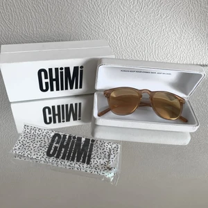 Chimi Eyewear #001 - Chimi Eyewear Solglasögon #001 Peach🍑           Endast använda fåtal gånger, i gott skick. 