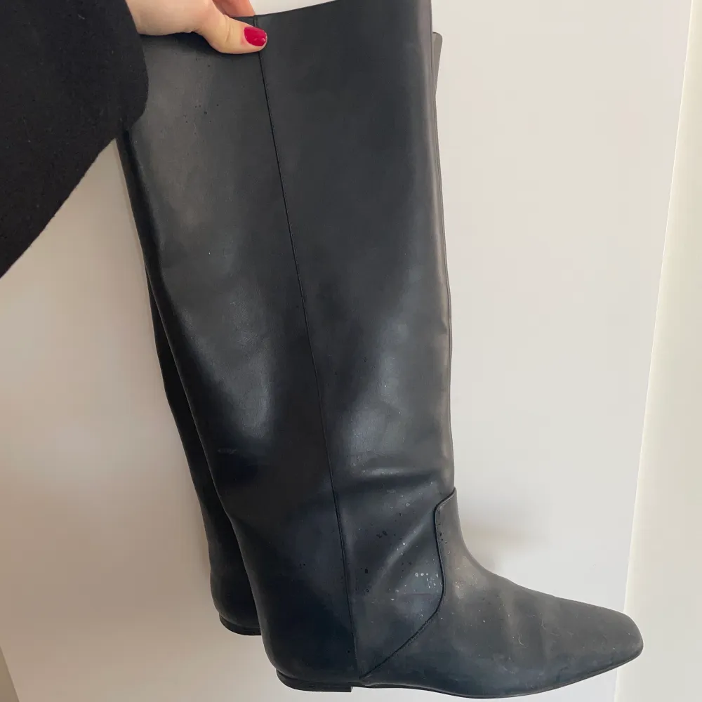 Höga boots från H&M i storlek 39! Så sjukt snygga, som en dupe till givenchy stark boots men kommer tyvärr inte till användning😢 frakt ingår i priset!💕. Skor.