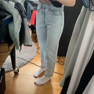 Jeans - Använt få gånger, rensar garderoben drf säljer ja dessa:)