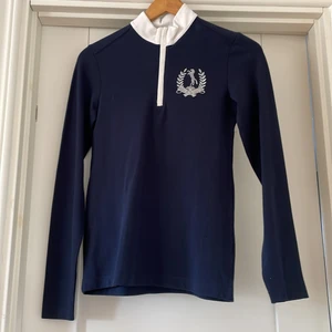 Ridtröja CRW - Säljer ridtröja då jag inte längre rider. 💕 Använd vid ett fåtal tillfällen, men är i superbra skick, inga defekter. Strl XS 