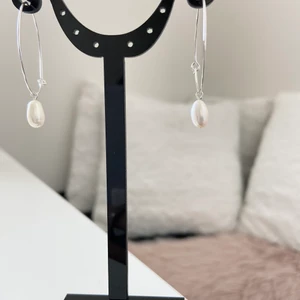 Örhängen med äkta pärlor  - Handgjorda örhängen med sötvattenspärlor . Samfraktar. Kontakta för flera bilder eventuellt video. Creol storlek ca 30 cm Står ej för postens slarv Kontakta för nickelfri alternativ