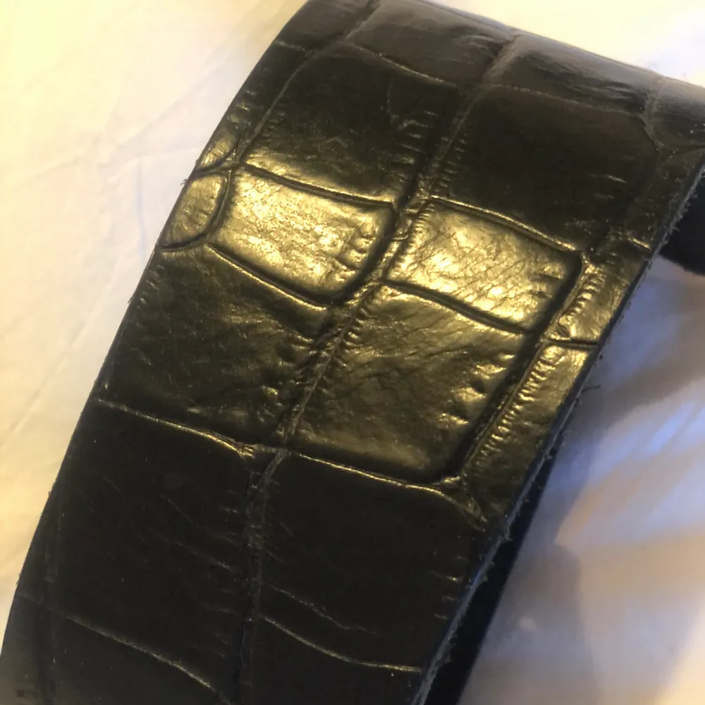 Original black belt which has not been worn too much and shows only slight signs of aging (colour on the silver parts and a little matte spot on the back of the belt as pictured). Accessoarer.