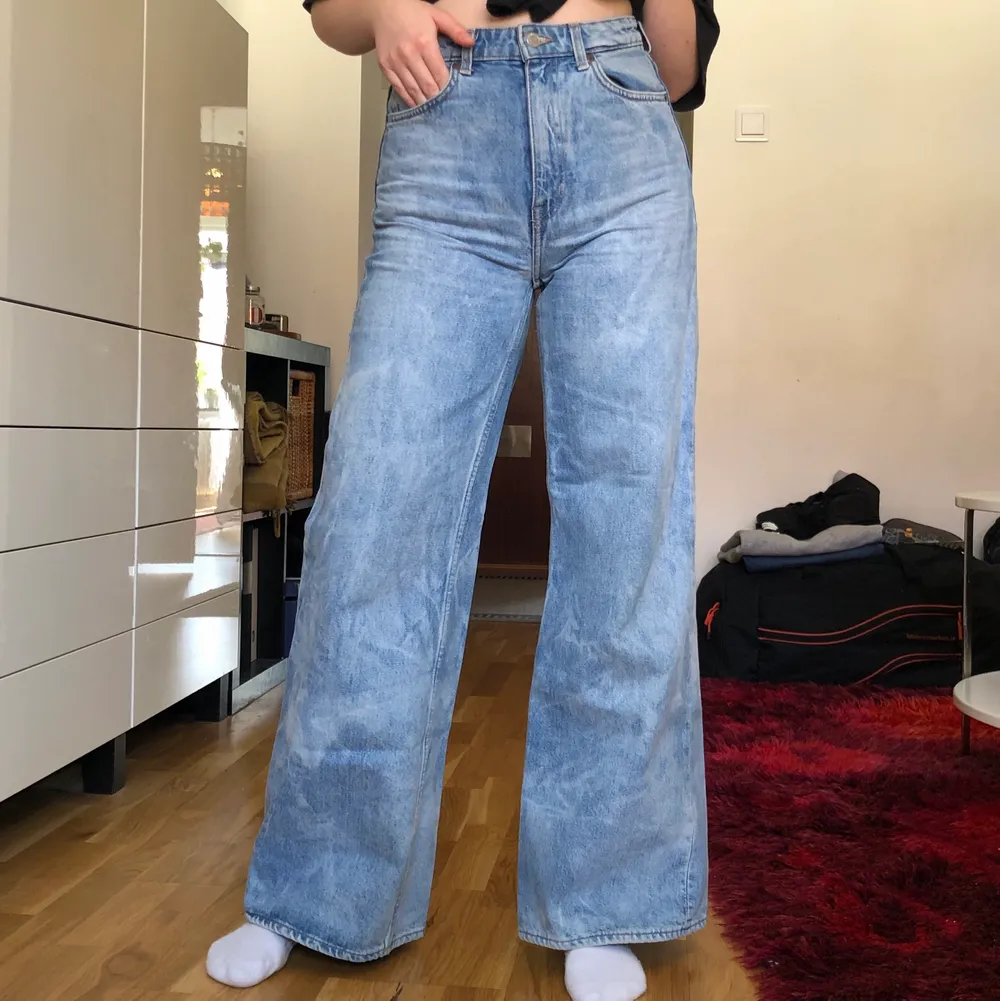 Weekdays ace jeans W25 L32. Jag är 165cm. Har blekt dem till en flammig look . Jeans & Byxor.