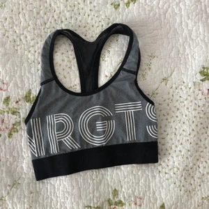 Tränings topp - Använd en del, men har inga stora defekter. Är i storlek XS men passar även som S