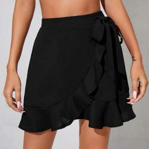 Ny svart kjol i strl L men liten i storlek
