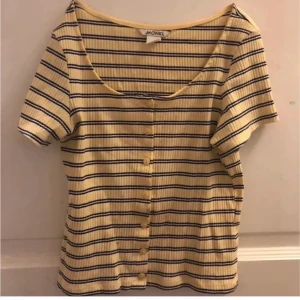 Gul blå randig topp - Använd flera gånger. I fint skick.  Storlek: XS                                                                        Säljer för 40kr       Frakt: 45kr                                                                                                                                                            Vid frågor är det bara att skicka ett meddelande✨ 