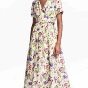 Vacker klänning från HM Trend - Underbar omlottklänning från HM Trend. Köpt second hand men för liten för mig så jag har aldrig använt den. Jättefint skick utan anmärkningar. Storlek 36 men liten i storlek. Material enligt bild.