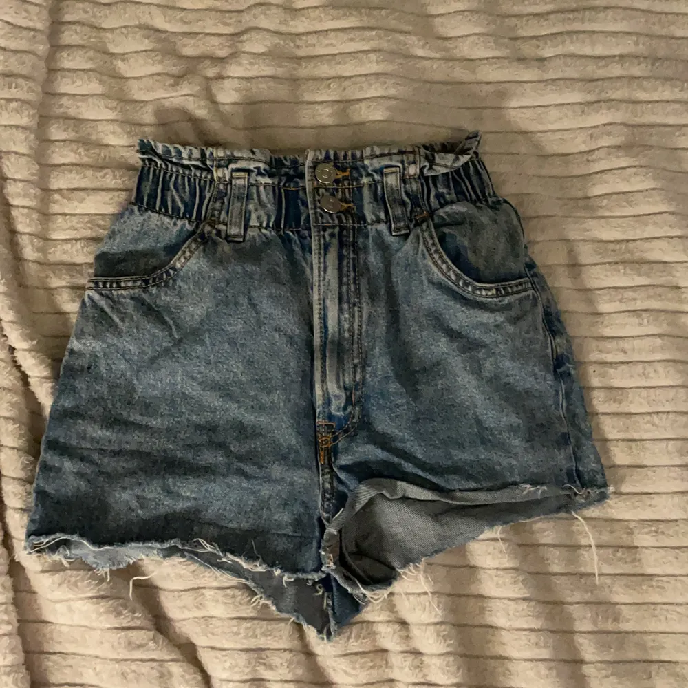 Blåa jeans shorts köpt från H&M på divided i storlek 32⚡️ Användes senast i somras. Kontakta vid intresse💞. Shorts.