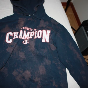 Champion hoodie  - Champion hoodie som är blekt. Mycket finare passfor än dom nya Champion hoodies för den är vintage. Säljer för jag börjar tröttna på den. Sitter bra på min som vanligtvis är storlek S och jag är 160cm 
