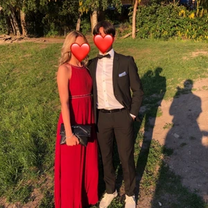 Röd balklänning ❤️‍🩹❤️‍🩹 - Säljer nu min supersöta röda balklänning med jättegullig ”öppen” rygg! Använd en gång och ser oanvänd ut, storlek S och passar bra på mig som är 172 cm ❤️❤️❤️ köpt på JFR våren 2019 så finns ej kvar längre 🙏🏾🙏🏾