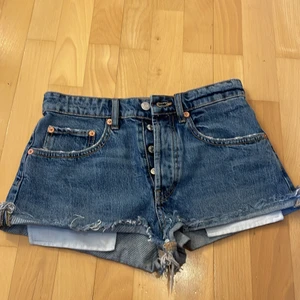 Zara - Ett par korta blåa shorts från zara bara testade säljer för att det inte var min stil, säljer för 80 är det flera intresserade blir det budgivning. Köparen står för frakt:)