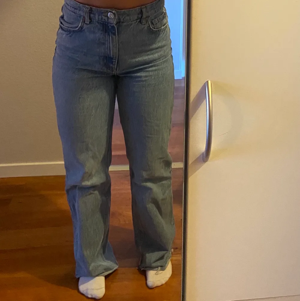 Ljusa långa jeans från Zara, storlek 38 och jag är 169 cm lång💕. Jeans & Byxor.