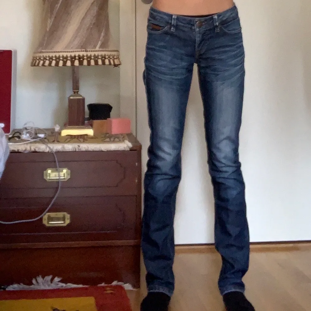 Snygga jeans som är väl använda, dem är ändå i superbra skick. Köparen står för frakten men går även att mötas upp. Hör av er om ni har frågor eller vill ha fler bilder💕. Jeans & Byxor.