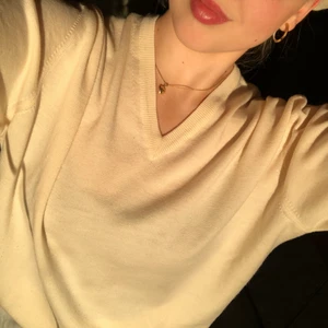 Stickad långärmad från Franco ziche - Ljusgul/ljusbeige stickad långärmad. Materialet är så lent!!