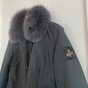 Vårjacka - En superfin och unik grå vårjacka från refrigiwear. Jackan har en pälskrage vilket påminner lite om meotinejackorna. Superfint skick men säljer då jag inte fått så mycket användning för den som jag trodde 💗💗