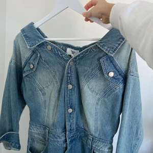 Denimklänning - Jeansklänning från Rebecca Stella, sålde slut snabbt när den kom ut. Använt 2 ggr!! Så fin till sommaren 🙈