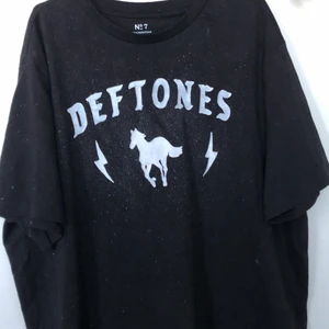 deftones tryck - nytt deftones tryck available!! välj vilken färg och vad för plagg du vill ha trycket på!! från storlek xs-xl:)