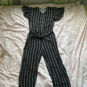 Svart och vit jumpsuit  - En svart och vit jumpsuit från Lindex. Den har varit använd många gånger och gått lite sönder vid skärpet med jag syde ihop där det var sönder och nu ser man inte det men man gör det om man kollar nogrrant.
