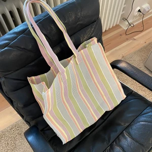 Randig pastell väska  - Stor väska i fint skick! ser en liten fläck, se bild. Köparen står för frakten🌸