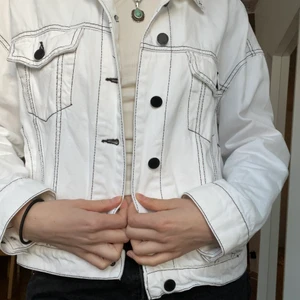 Jeansjacka - Vit jeansjacka från Mango med tydliga sömmar. Croppad i modellen 
