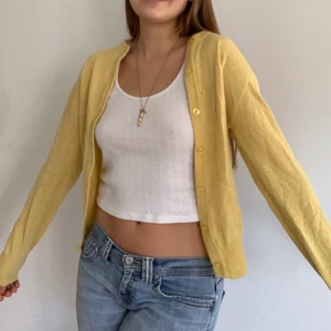 Somrig Kofta i gult - Superhärlig kofta i sommargul färg! Helt ok skick, litet hål! Frakt på 45 eller så möts vi på söder☺️