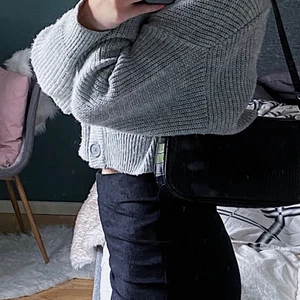 Grå Cardigan💖 - Säljer mina gråa cardigan då den inte längre kommer till användning🙌🏼 Den är använd men i ett superbra skick ändå😁💖 köparen står för frakten💖