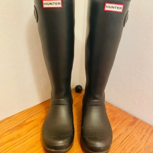 Hunter Gummistövlar - Original Back Adjust Black Hunter Gummistövlar, 	Vattentät, jag har använt det bara 10 gånger och vill sälja de för att de är stora för mig. Jag har köp det för 2000kr och vill sälja den halva priset.