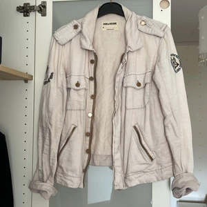 Zadig et Voltaire skjorta, skjortjacka,  - Säljer en jacka från Zadig i linne(?). Beige. Stl M, men snygg, lite oversized på en stl XS och S också! Se mina andra annonser, moncler, Weekday jeans , zara jacka, fjällräven , Zadig, valentino väska , Apple, Ralph lauren, hm, Zadig , true religion. PRISET STÅR I ANNONSEN