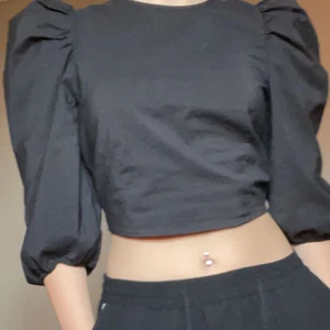 Gina topp  - Säljer nu denna fina tröja! Jätte snygg med kostymbyxor:)  Den är köpt från Gina Tricot för ett tag sen men har tyvär inte kommit till användning❤️ fråga gärna om ni undrar något 