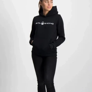 Sail racing  - Hej! Min sail racing hooudie finns till salu storlek 170 köpt under vintern använt 5-4 gånger endast varför jag säljer den är pågrund av att den är för stor på mig. Sail racing märket finns på luvan inget fel alls på hooudien ser helt ny ut! Köpte den för 699kr på KidsbrandStore! Kommer lägga budgivning lägg de priset ni kan tänka er att betala! Skriv gärna för frågor och bilder!💕 JUSTE STORLEKN FUNKAR ÄVEN FÖR 160!💕💕