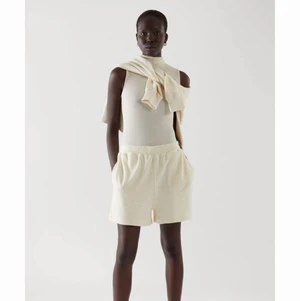 Frottéshorts från COS i strl XS - Helt oanvända shorts i frotté som är perfekta till sommaren. Säljer pga för stora. Storlek XS men passar XS-M. Nypris 350kr.