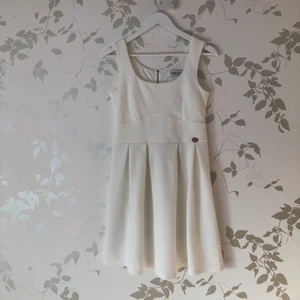 Vit kortklänning - Vit kortklänning från Chiara Forthi. Endast använd någon enstaka gång och är i fint skick. Storlek M.✨