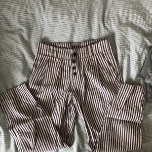 Randiga linnebyxor - Vit/blå randiga linnebyxor. Storlek 34. 