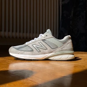 New Balance 990v5 GRAY stl 42,5 / 43 - The ultimate ”dadshoe”. Skönaste och mest flexibla skon jag har ägt. Skorna är använda men i gott skick.