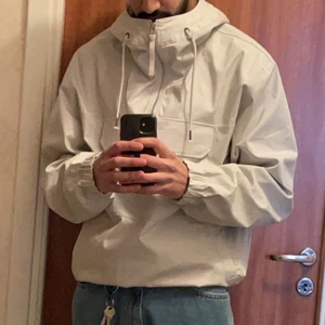 Arket vit anorak - Arket anorak med luva, använd ett väldigt få tal gånger, oversized fit. Kan fraktas om du står för porto. 