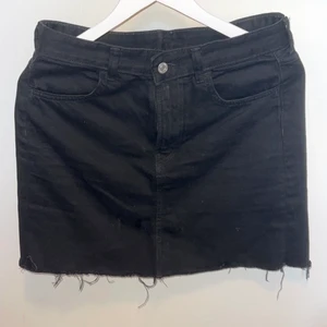 Svart jeans kjol Hm - Jeanskjol i svart från Hm i storlek 38. Jättefin och skön på sommaren✨
