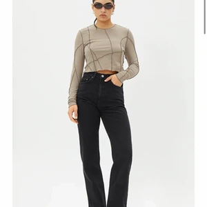 Weekday Jeans i modellen Row 29/32 - Jeans från märket weekday i modellen Row! Byxorna är i storlek 29/32 och jag säljer dom för att dom är för små för mig:(
