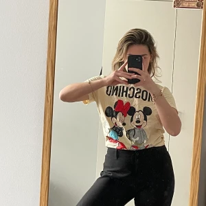 Moschino x H&M t-shirt - Moschino x H&M t-shirt med Mimmi och Musse Pigg! Fint skick, använd ca 2 gånger.