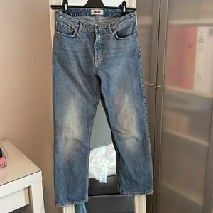 Blå jeans från acne i storlek 34 (lite stor i storleken), kortare modell på byxbenen. Pris 150kr eller bud, plus ev frakt💗