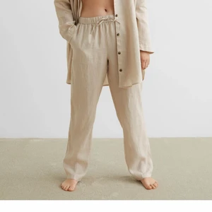 Linnebyxor från H&M  - Slutsålda Linnebyxor i beige från H&M i storlek L men passar både S & M beroende på önskad passform iom knyte i midjan 🤍. Säljer pga dålig användning. Använda Max 2 gånger så i princip nya! Köparen står för frakt 🤍 Vid flera intresserade startas budgivning. Nypris 299kr - bud från 200kr 🤍