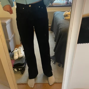 Gina jeans  - Säljer dessa snygga jeans med slits från Gina då dom tyvärr inte kommer till användning. De är sparsamt använda. Vid snabb och smidig affär kan priset diskuteras💕💕 skriv privat för fler bilder, frågor mm