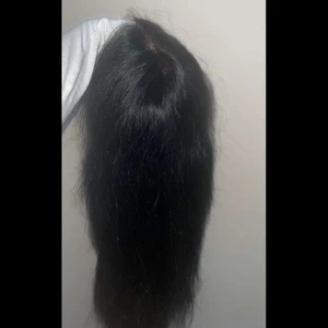 Wig - Säljer denna svarta wig, det är människohår och går att styla/platta. Går inte till användning därav den säljs☺️ skriv till mig privat för fler frågor🤍