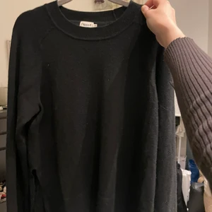 Kashmirtröja Filippa k  - Världens mysigaste kashmir tröja från Filippa k i 100% Cashmere. Storlek XS man kan passa en S om man är en liten S. Som i nyskick! Nypris 2500:- så ett riktigt kap. Som i nytt skick! 