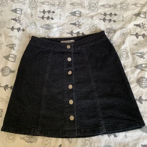 A-linjeskuren svart kjol i Manchester - Svart, a-linjeskuren Manchesterkjol (storlek 36) köpt på GinaTricot. Kjolen är sällan använd men passar inte mig längre så bilder på hur den sitter på mig kändes irrelevant. 