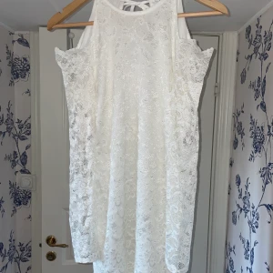 Vit klänning  - Från Nelly trend (NLY TREND) axlarna är bara med jättefin spets och superbra kvalitet. använd en gång på min student så är superbra kvalitet och nyskick