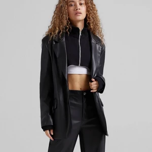 Skinnblazer! - Jättesnygg svart skinnimiterad blazer från Bersha som är slutsåld på ASOS i de flesta storlekar. Köpt för 399kr, inte använd många ggr så i bra skick! Storlek M, sitter lite oversized på mig som brukar ha S i överdel. 250kr + frakt ❤️